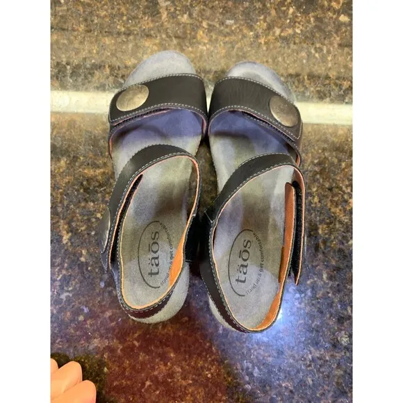 Taos Footwear Women's Carousel 3 Wedge Black Leather Sandals Size 6.5 New