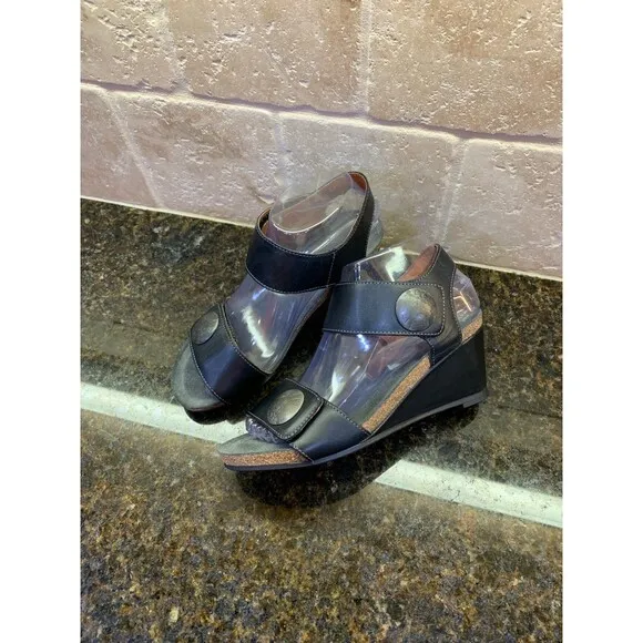 Taos Footwear Women's Carousel 3 Wedge Black Leather Sandals Size 6.5 New