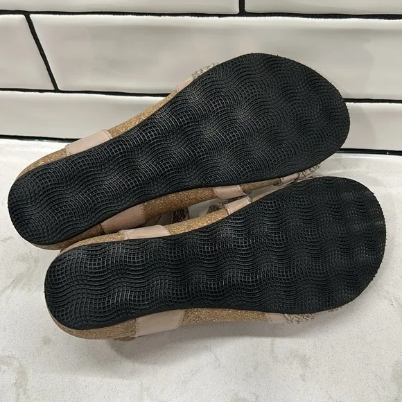 Taos Trulie Stone Women’s Sandals Size 6-6.5