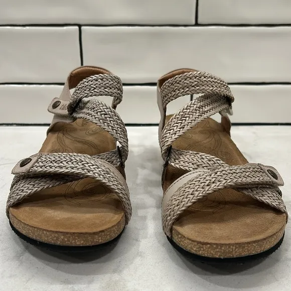 Taos Trulie Stone Women’s Sandals Size 6-6.5