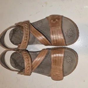Taos Universe Leather Sandals Adjustable Cross Straps Like New Neutral Tan S/7