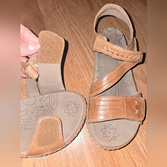 Taos Universe Leather Sandals Adjustable Cross Straps Like New Neutral Tan S/7