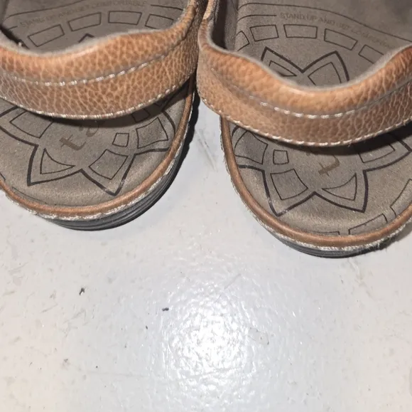 Taos Universe Leather Sandals Adjustable Cross Straps Like New Neutral Tan S/7