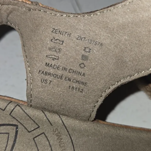 Taos Universe Leather Sandals Adjustable Cross Straps Like New Neutral Tan S/7