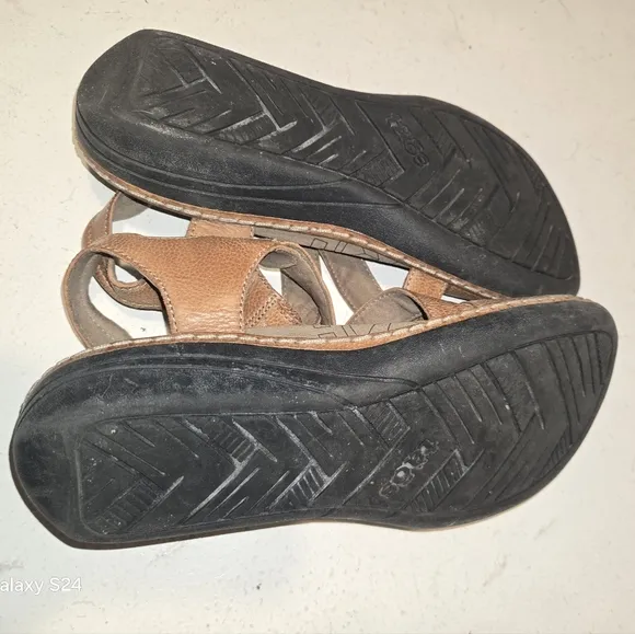 Taos Universe Leather Sandals Adjustable Cross Straps Like New Neutral Tan S/7