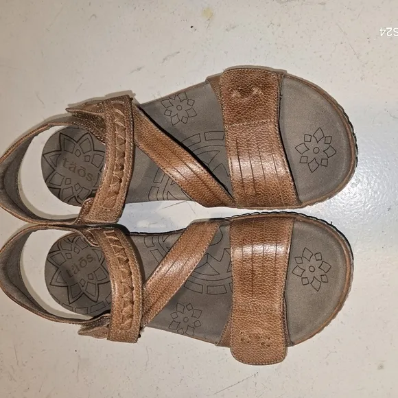 Taos Universe Leather Sandals Adjustable Cross Straps Like New Neutral Tan S/7