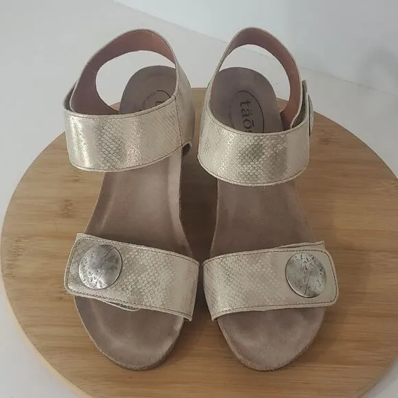 Taos Women's Carousel 2 Gold Leather Wedge Sandals Size EU 39 US 8/8.5