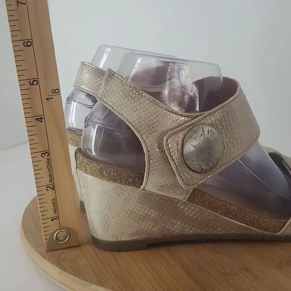 Taos Women's Carousel 2 Gold Leather Wedge Sandals Size EU 39 US 8/8.5