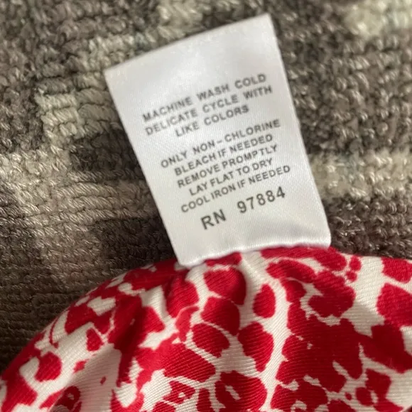 TART size Medium tropical print skirt, new never worn, red and white, back slit