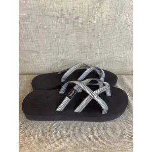 Teva Women's Olowahu Antiguous Strappy Sandals Brown/ Tan Size: 7 6840