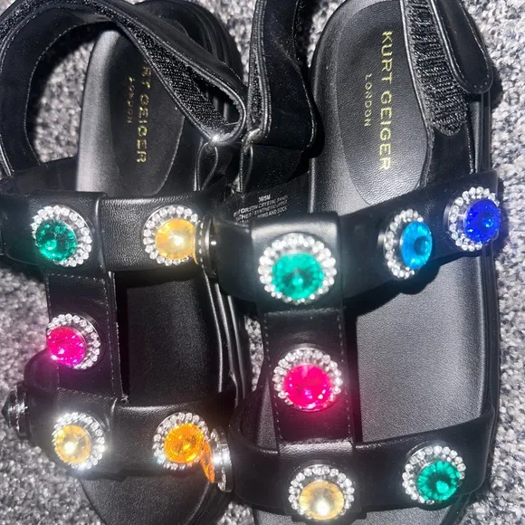 the Mini Orson Sandal from Kurt Geiger💚💜❤️🩵💙🧡💛