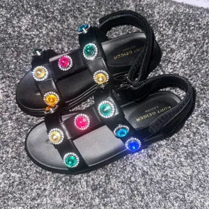 the Mini Orson Sandal from Kurt Geiger💚💜❤️🩵💙🧡💛