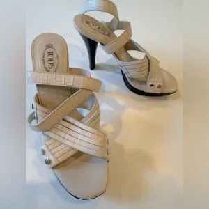Tods Sandals Size 36 NWOT