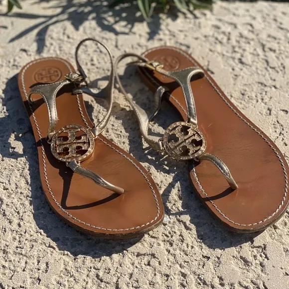 Tory Burch Camellia thong sandals medallion toe gold accents leather 9.5 travel