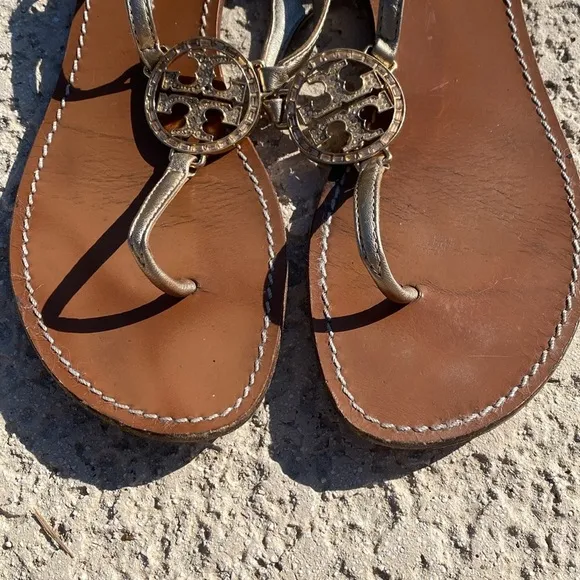 Tory Burch Camellia thong sandals medallion toe gold accents leather 9.5 travel
