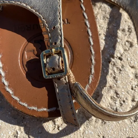 Tory Burch Camellia thong sandals medallion toe gold accents leather 9.5 travel
