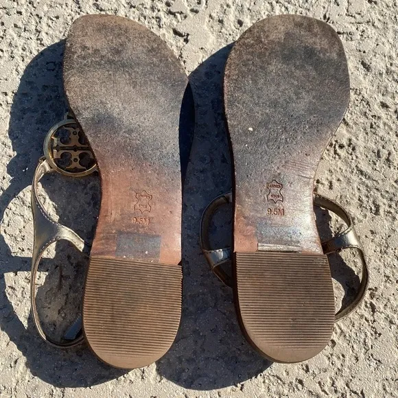 Tory Burch Camellia thong sandals medallion toe gold accents leather 9.5 travel