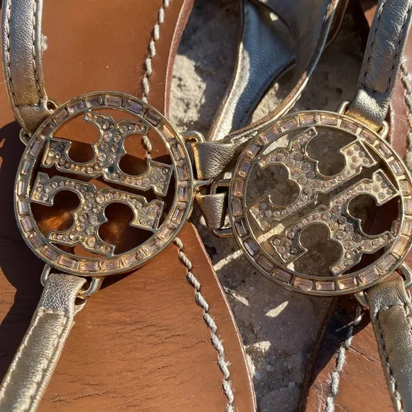 Tory Burch Camellia thong sandals medallion toe gold accents leather 9.5 travel