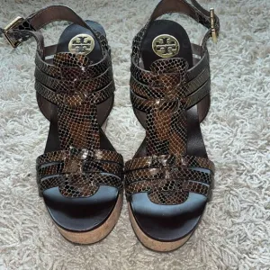 TORY BURCH Leslie Brown Snake Strappy Wedge Platform Sandals  8.5