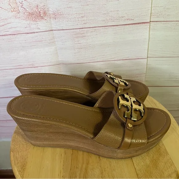 Tory Burch Tan Pebble Leather Wedge Slide Sandals Gold Logo Size 9.5