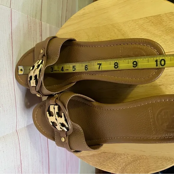Tory Burch Tan Pebble Leather Wedge Slide Sandals Gold Logo Size 9.5
