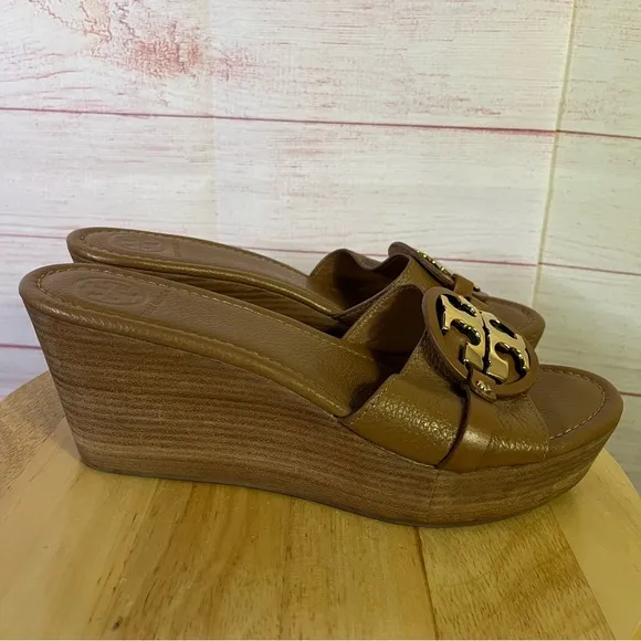Tory Burch Tan Pebble Leather Wedge Slide Sandals Gold Logo Size 9.5
