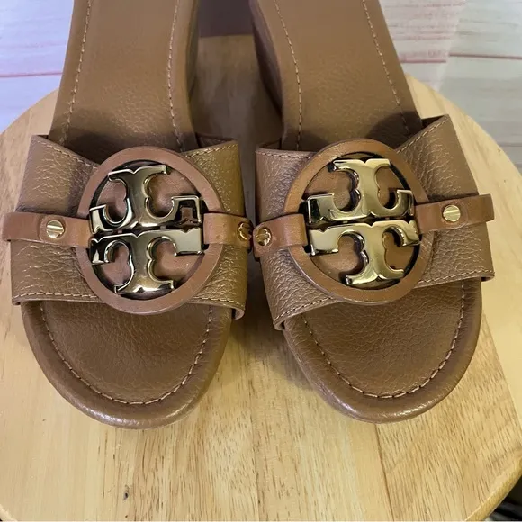 Tory Burch Tan Pebble Leather Wedge Slide Sandals Gold Logo Size 9.5