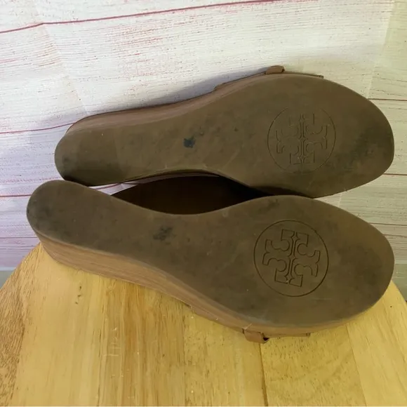 Tory Burch Tan Pebble Leather Wedge Slide Sandals Gold Logo Size 9.5