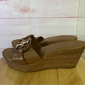 Tory Burch Tan Pebble Leather Wedge Slide Sandals Gold Logo Size 9.5