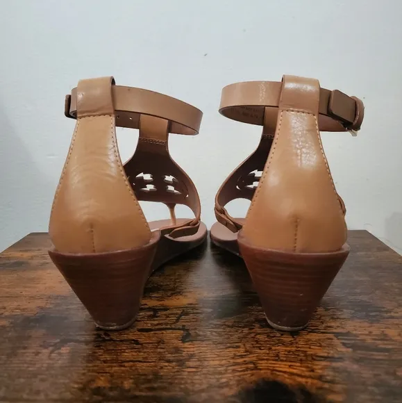 Tory Burch Zoey Wedge Sandals Size 7.5 Tan