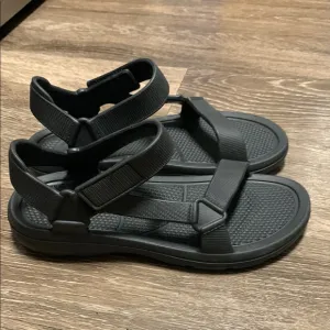 Totes Sandals