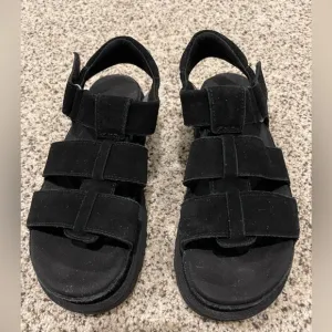 UGG Black Goldenstar Strappy Flatform Sandals in 9.5