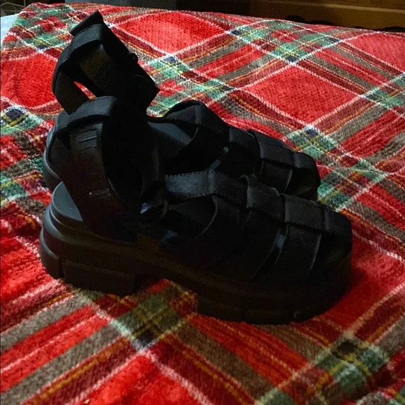 UGG Black Sandals with Woven Design and Ankle Support