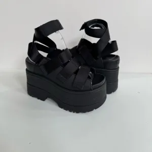UGG GOLDENRISE BLACK STRAPPY PLATFORM SANDALS US 8