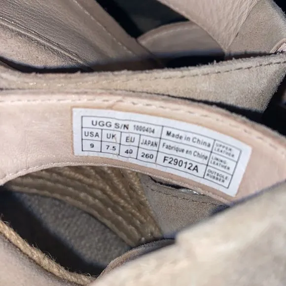 🎁 UGG wedge size 9