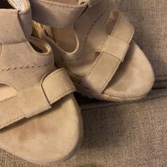 🎁 UGG wedge size 9