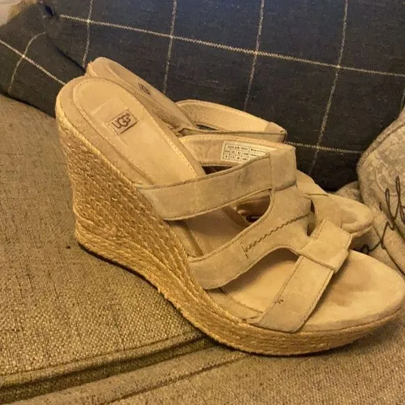 🎁 UGG wedge size 9