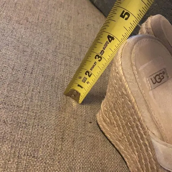 🎁 UGG wedge size 9