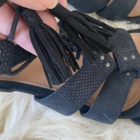 UGG Yasmin Snake Wedged Black Leather Sandals Fringes Shoelaces Boho Western