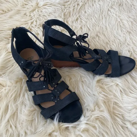 UGG Yasmin Snake Wedged Black Leather Sandals Fringes Shoelaces Boho Western