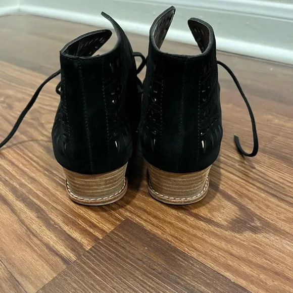 Vaneli Low Wedge Black Sandals Size 8