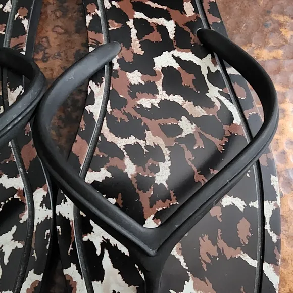 Veronica Beard Analee Tpu Flat Thong Sandals In Leopard