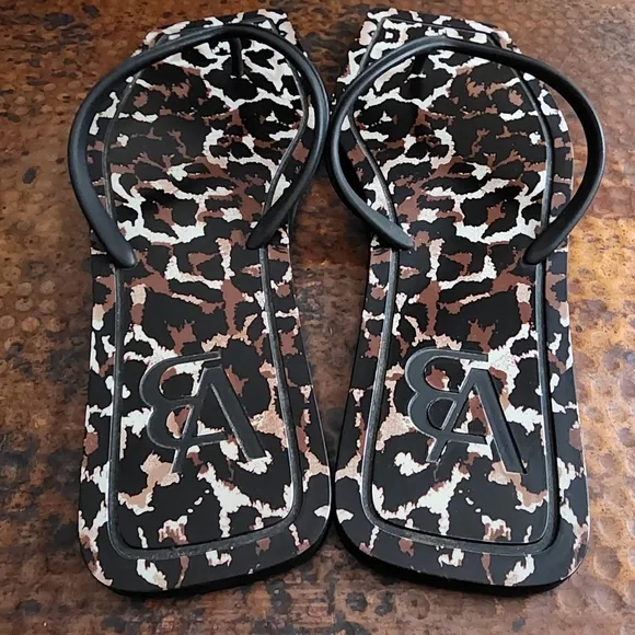 Veronica Beard Analee Tpu Flat Thong Sandals In Leopard
