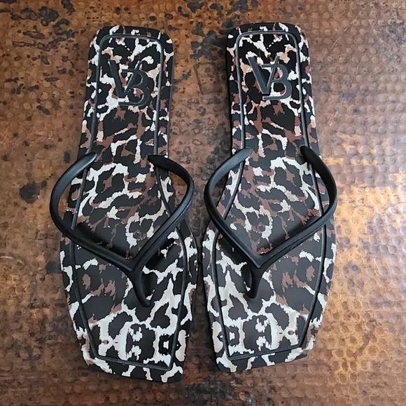 Veronica Beard Analee Tpu Flat Thong Sandals In Leopard