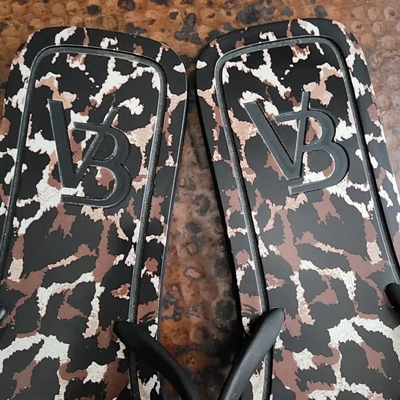 Veronica Beard Analee Tpu Flat Thong Sandals In Leopard