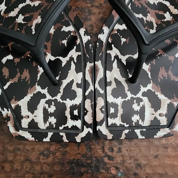 Veronica Beard Analee Tpu Flat Thong Sandals In Leopard