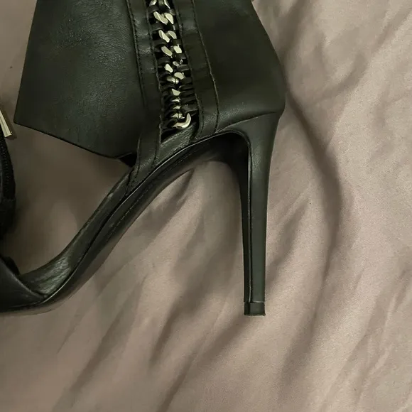 Vince Camuto Freya black leather ankle cuffs chain open toe stiletto, size 5.5