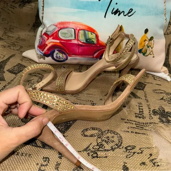 Vince Camuto NWOB! Saprenda Rhinestones Ankle Strap Sandals Size 7