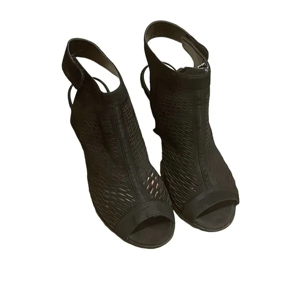 Vince Camuto Women's Black Leather Perforated Heeled Sandals Kanito Size 9.5M