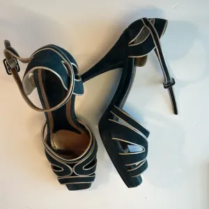 Vintage Marni suede Navy and Silver pumps! Gorgeous made in Italy EU size 40